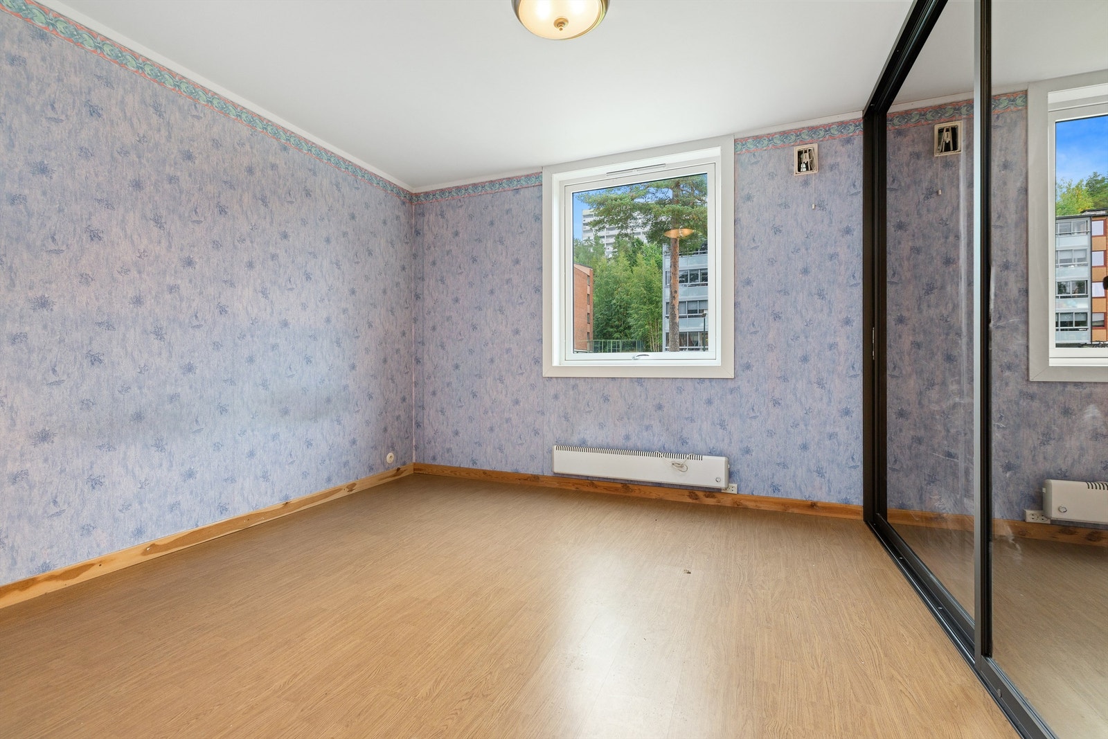 Hovedsoverommet har god plass til dobbeltseng og garderobeløsning. Galleribilde