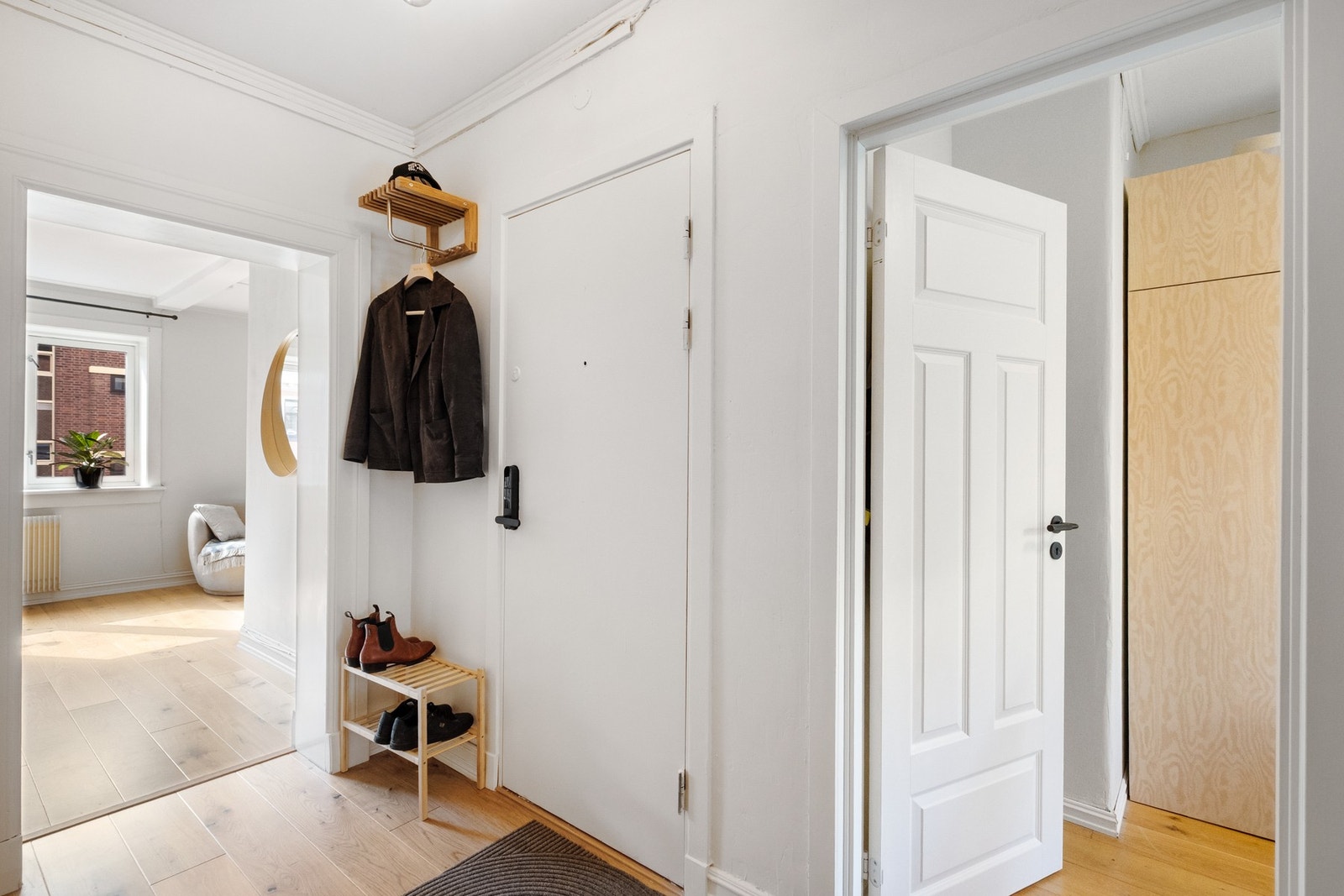 Innbydende entré med plass for yttertøy og sko. Galleribilde