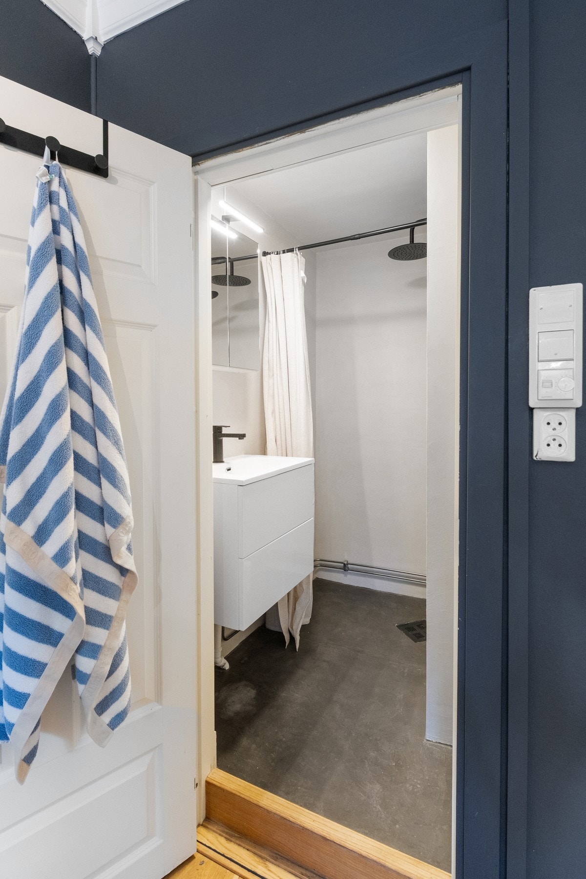 Hovedsoverommet fungerer som en flott, privat sone med direkte tilgang til baderom. Galleribilde