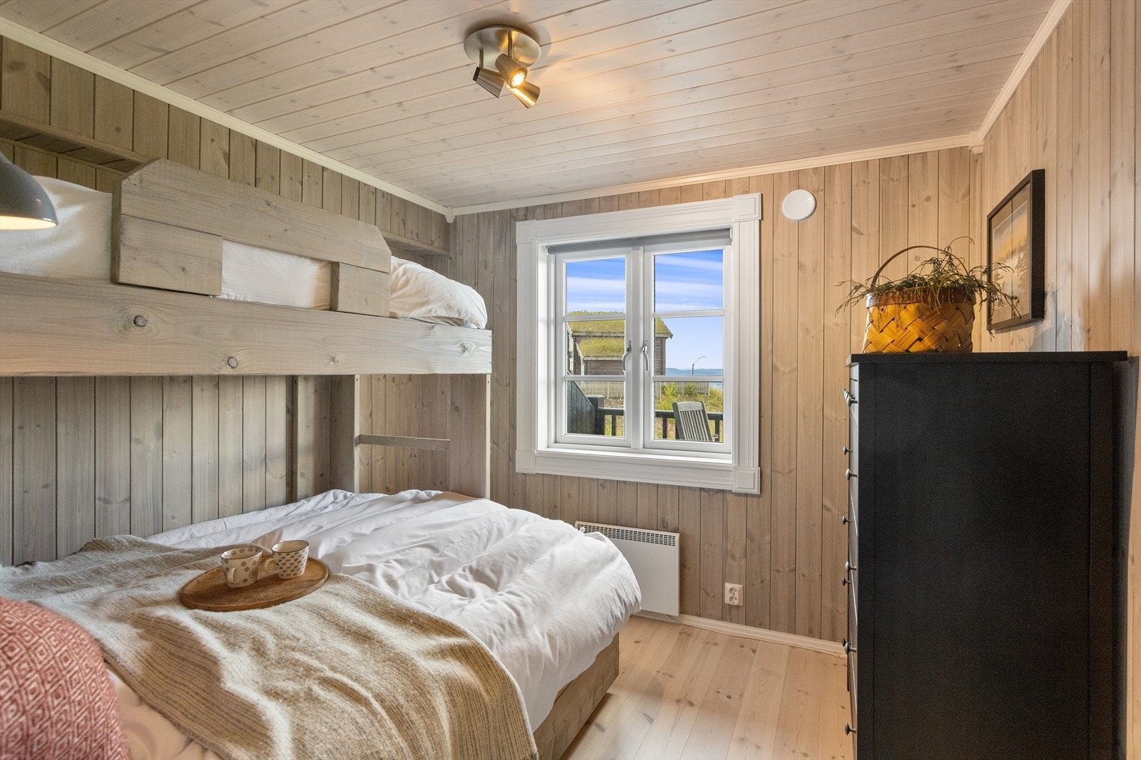 Rommet har plass til kommode og oppbevaring. Galleribilde
