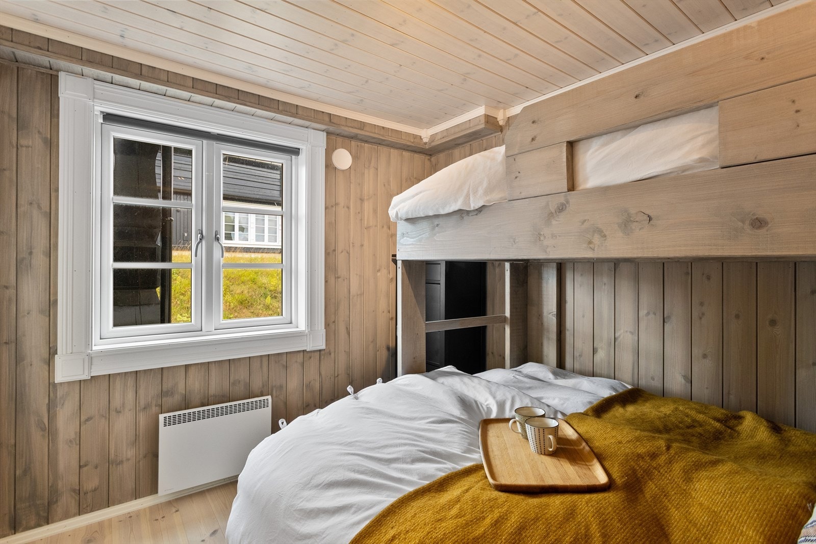 Det tredje soverommet er innredet med køyeseng og panelkledde vegger. Galleribilde
