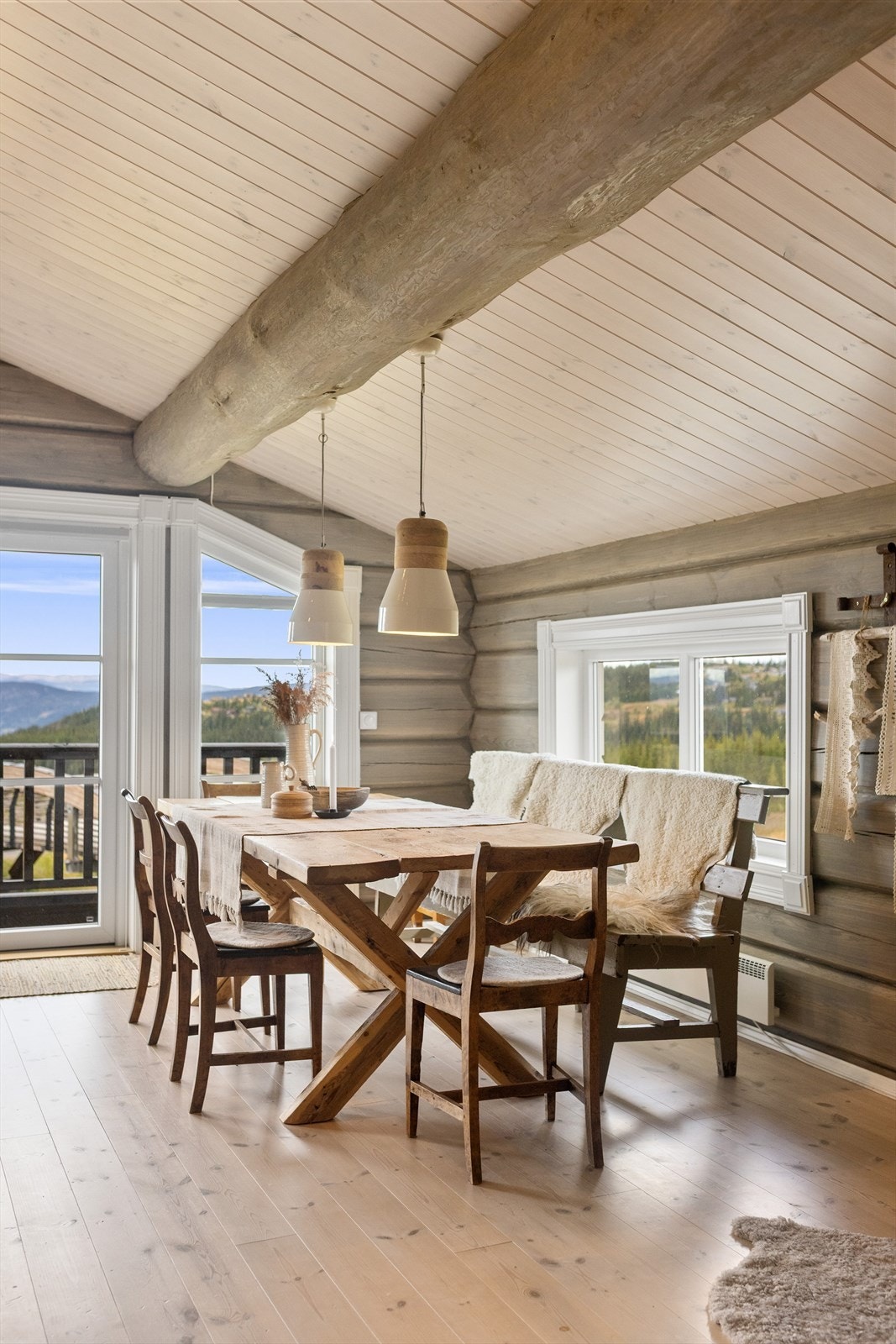 Spisestuen har tømmervegger og fint utsyn mot fjellandskapet. Galleribilde