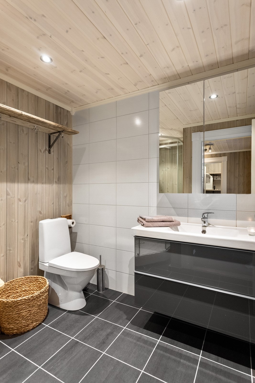 Badet i første etasje har flislagt gulv med varme, servant med underskap og speil med belysning. Galleribilde