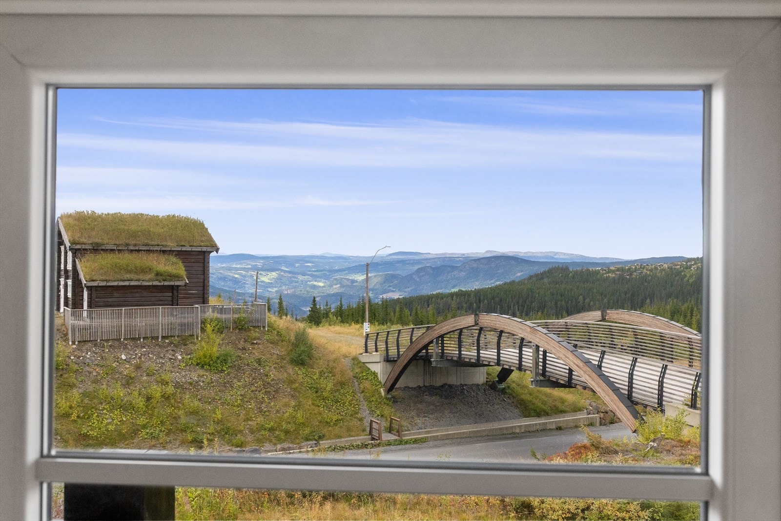 Utsikt fra vinduet mot skibroen og fjellandskapet. Galleribilde