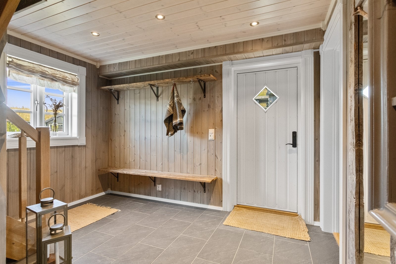Entreen i første etasje har flislagt gulv og god plass til oppheng av yttertøy. Galleribilde