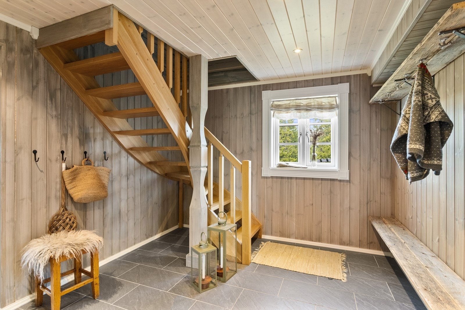 Fra gangen fører en solid tretrapp opp til oppholdsrommene i andre etasje. Galleribilde