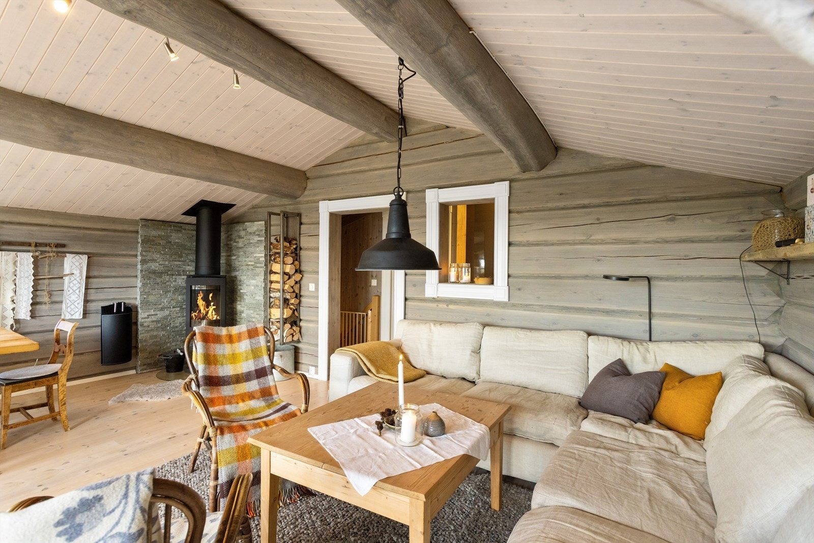 Plass til både sofagruppe og sitteplasser for hele familien. Galleribilde