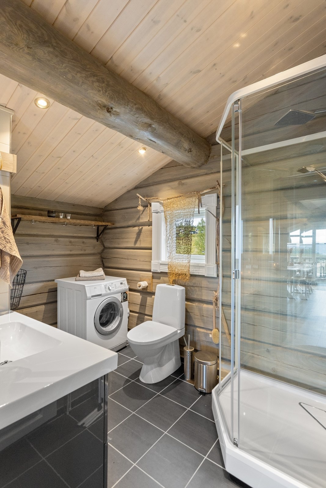 Badet er innredet med dusjkabinett, toalett og downlights i panelt himling. Galleribilde