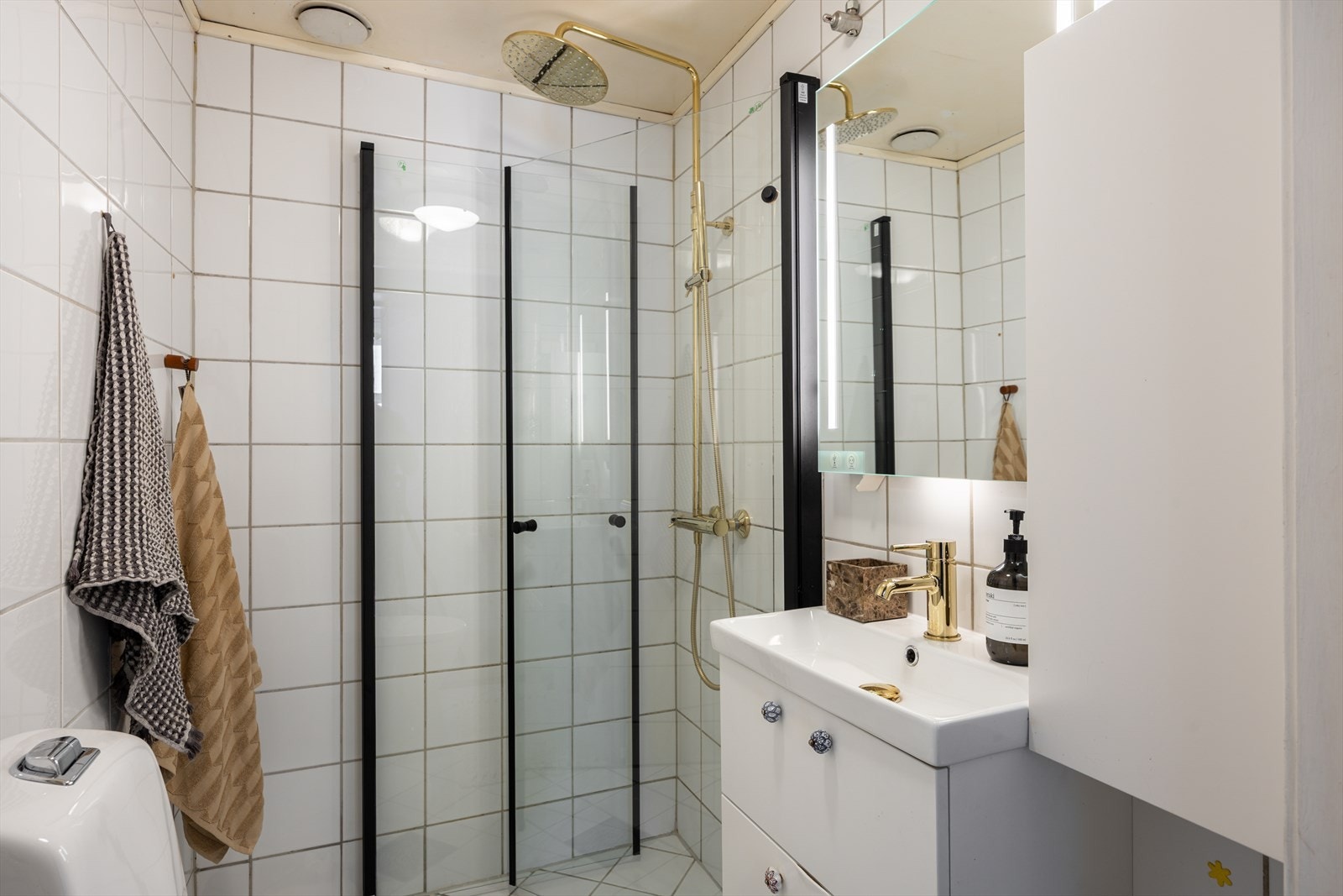 Badet har toalett, dusjhjørne og servantinnredning Galleribilde