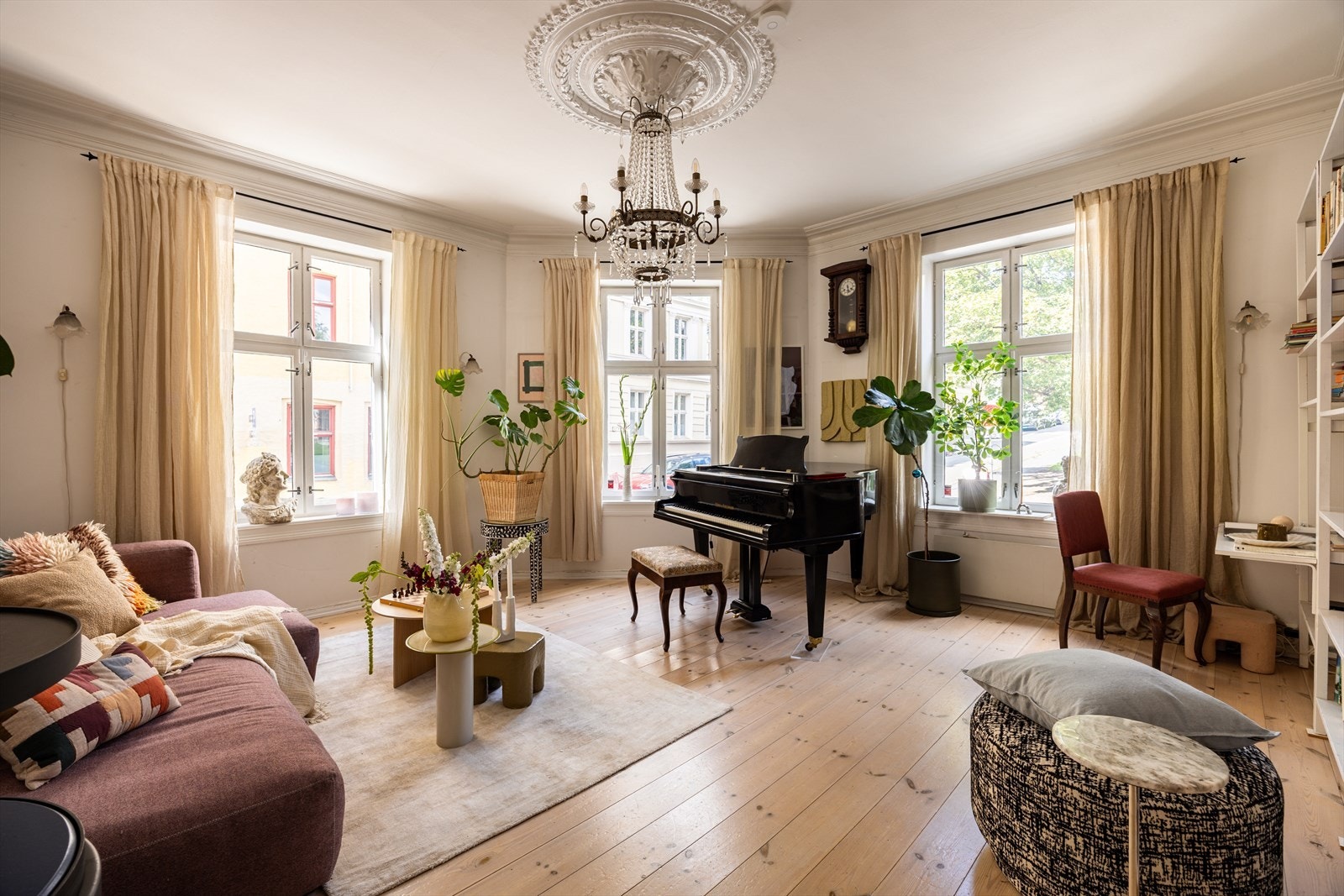 Velkommen til Markveien 12A! Lys og romslig stue med flere vinduer, furugulv og klassiske detaljer. Foto: Truls Myklevik Galleribilde