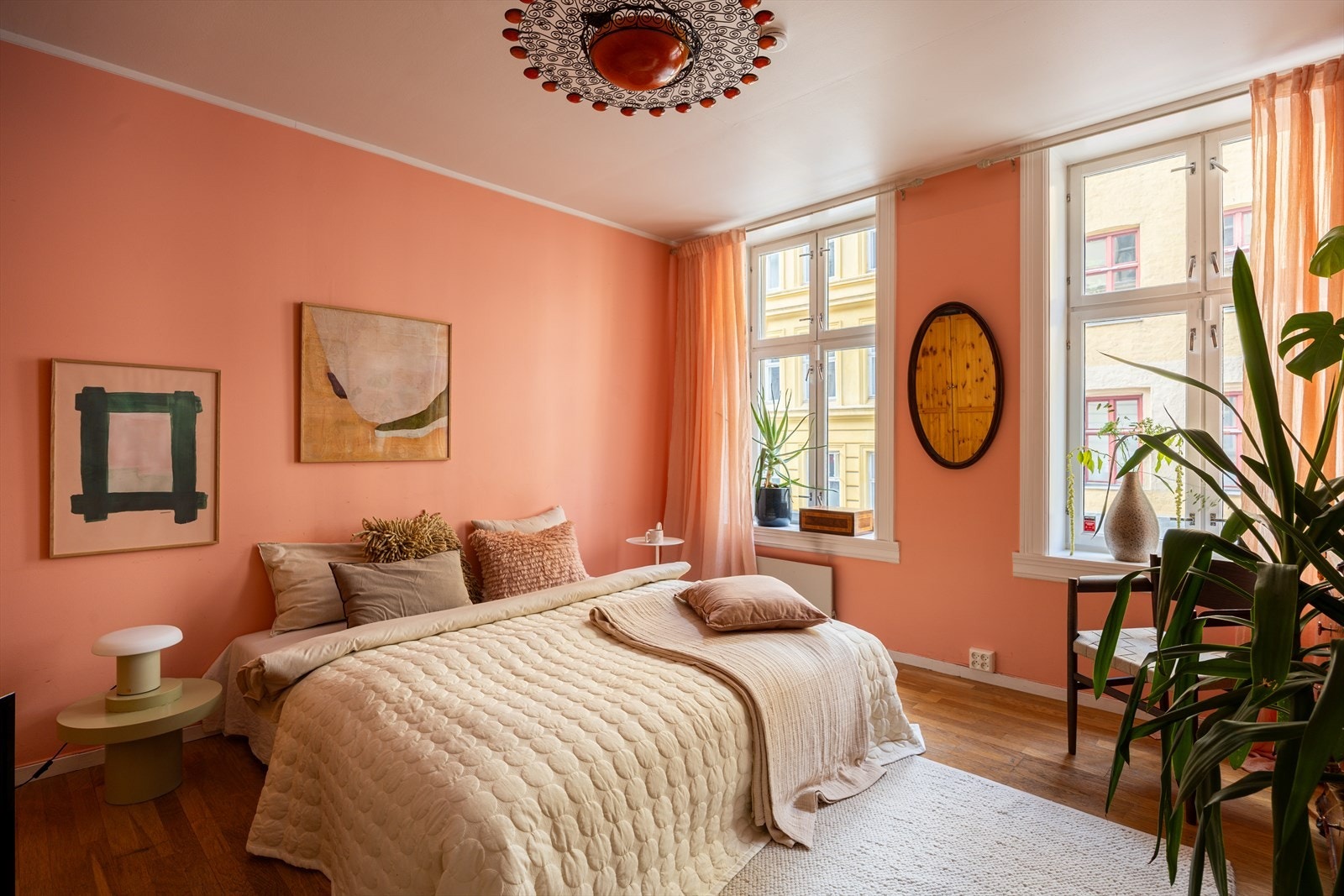 Hovedsoverom med plass til dobbeltseng og store vindusflater Galleribilde