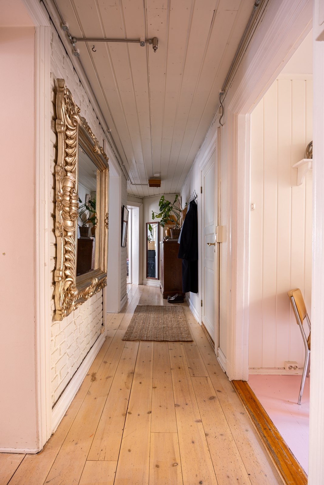 Entré/gang med furugulv og gjennomgående forbindelse mellom rommene Galleribilde