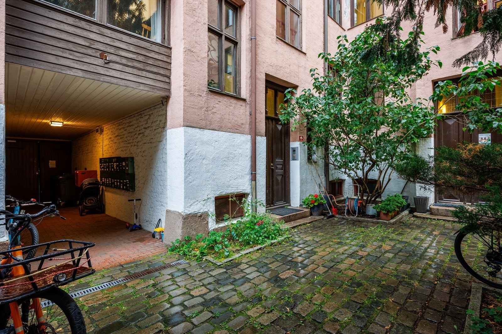 Felles bakgård med sittegruppe for sameiets beboere Galleribilde