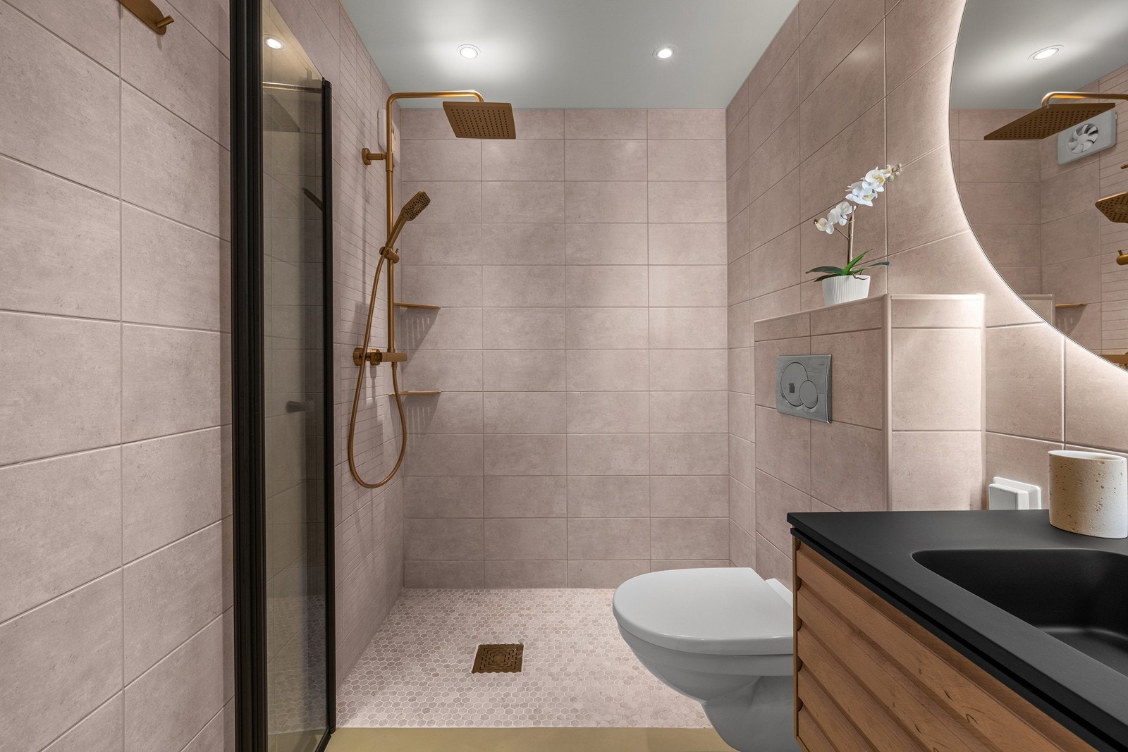 Badet er totalrenovert i 2013, og det er i 2026 oppgradert med ny gulvmembran, gulvfliser, mikrosement på gulv og inventar Galleribilde