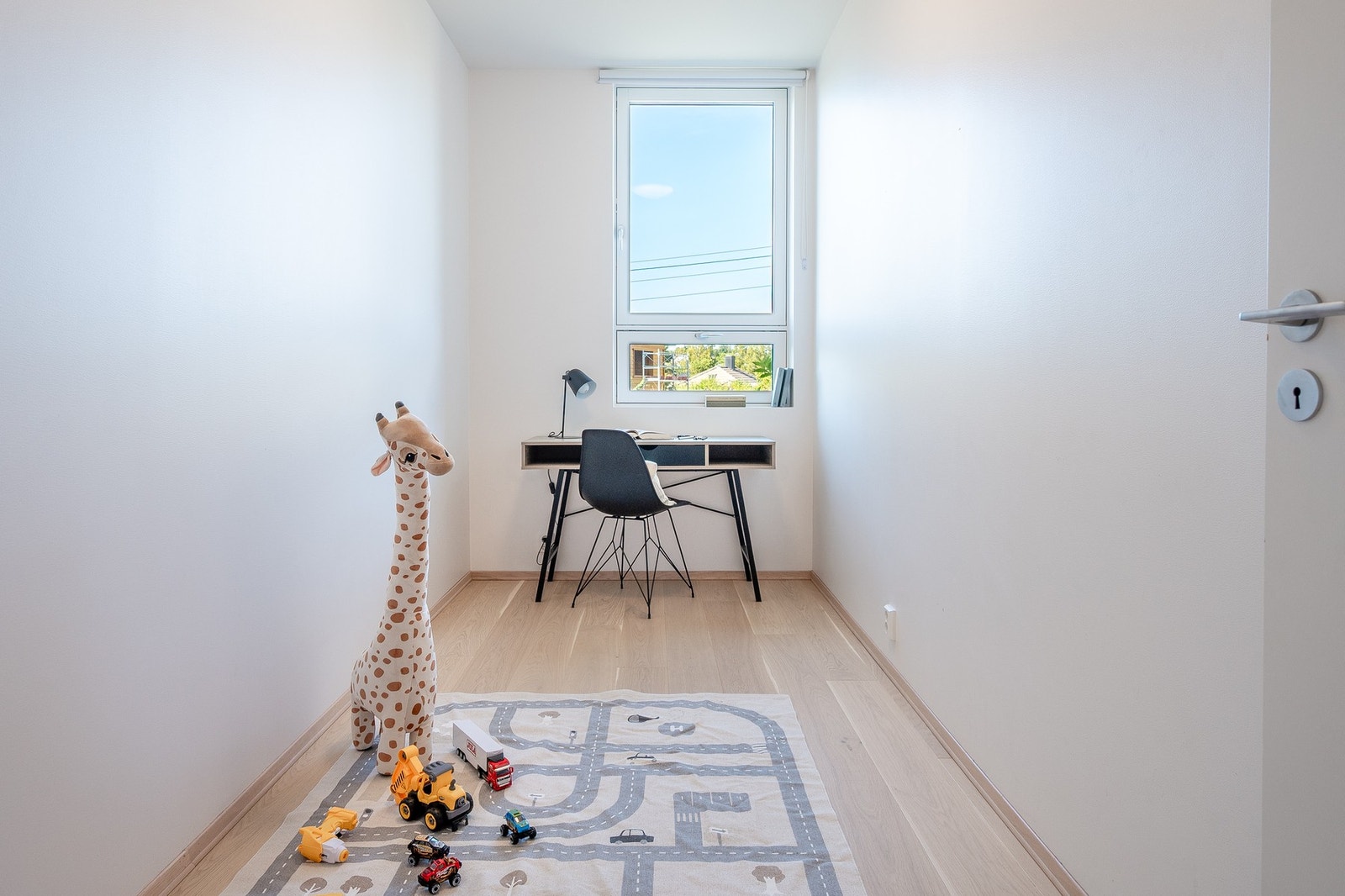 Leiligheten et separat rom som i dag er innredet med skrivebord og lekeareal. Rommet kan eksempelvis benyttes som kontor, lekerom eller hobbyrom. Galleribilde
