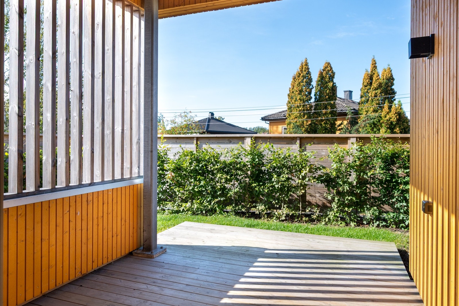 Fra stuen er det utgang til en terrasse på 11 kvm og en liten hage. Galleribilde