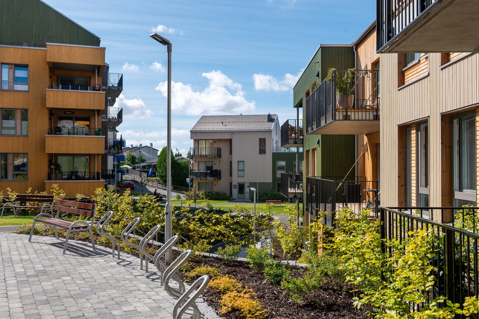 Området er tilpasset det skrånende terrenget og fremstår ryddig og helhetlig, med varierte grøntområder og hyggelige soner hvor beboerne kan møtes. Galleribilde