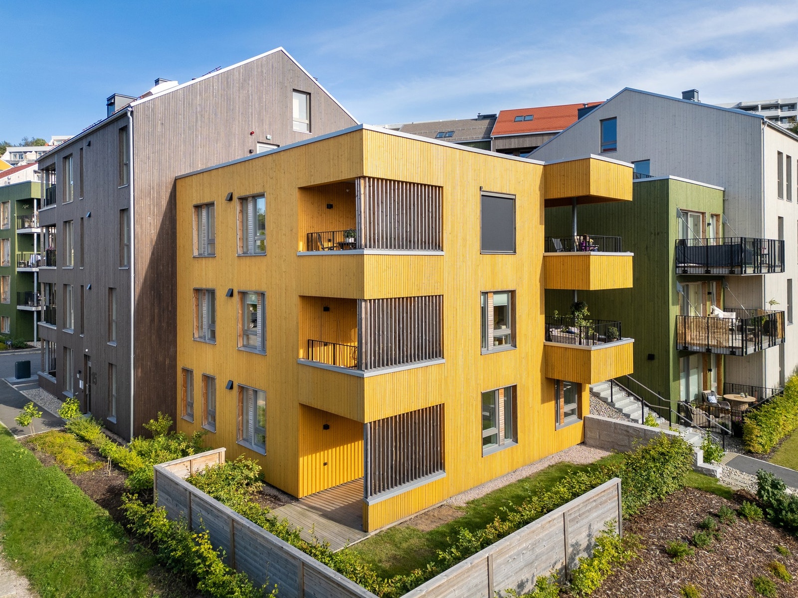 Sameiet har pent opparbeidede og grønne fellesarealer med et parkmessig preg. Galleribilde