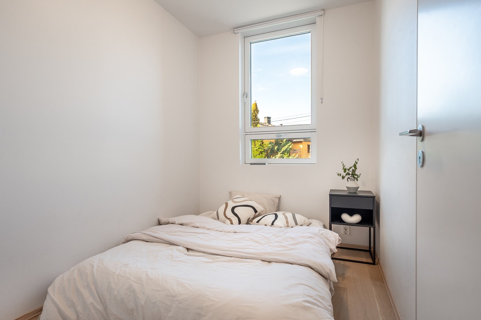 Det andre soverommet har plass til seng og oppbevaring, og egner seg godt som barnerom eller gjesterom. Galleribilde
