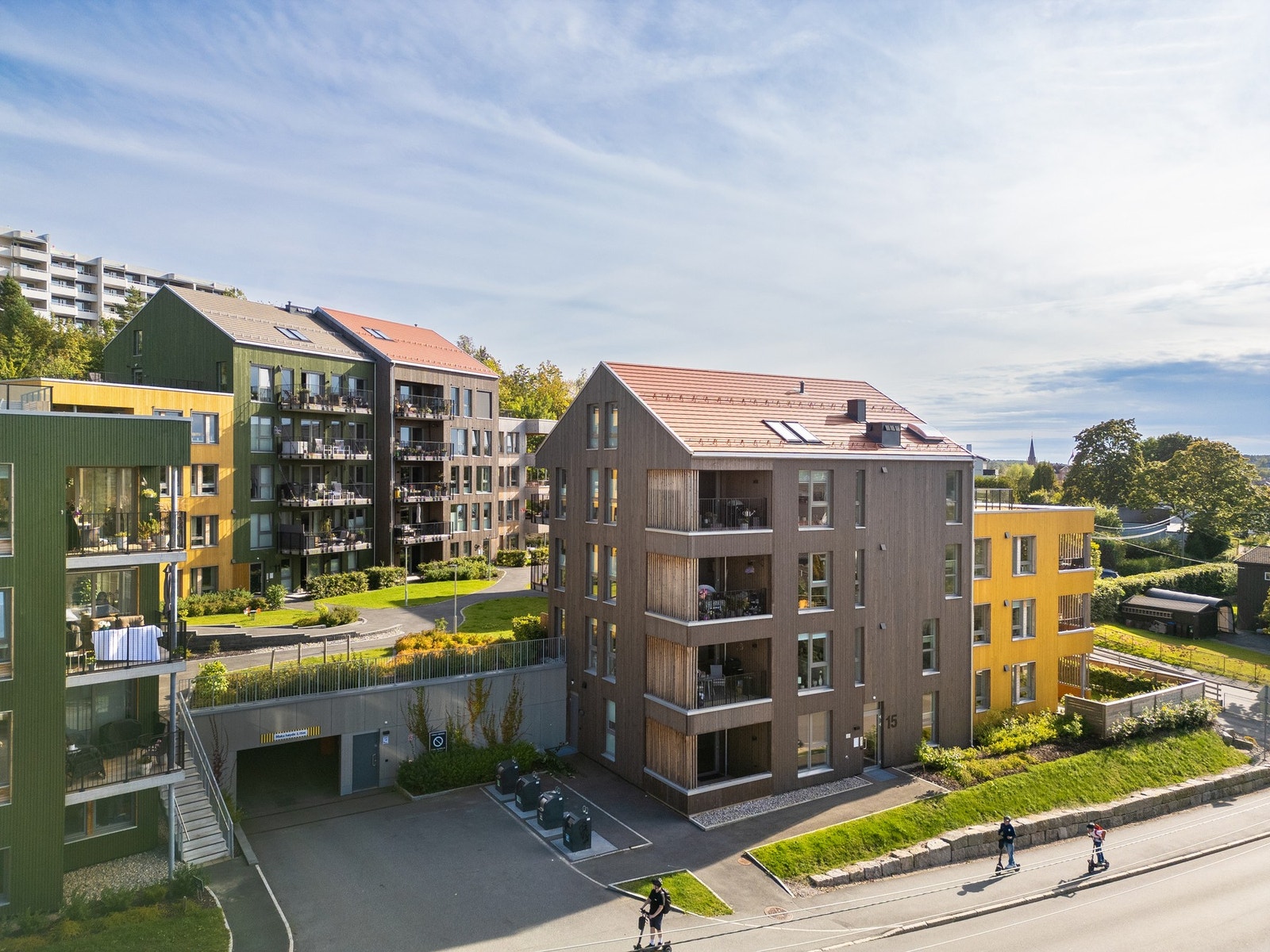 Det er parkeringsplass til leiligheten i garasjeanlegget. Galleribilde
