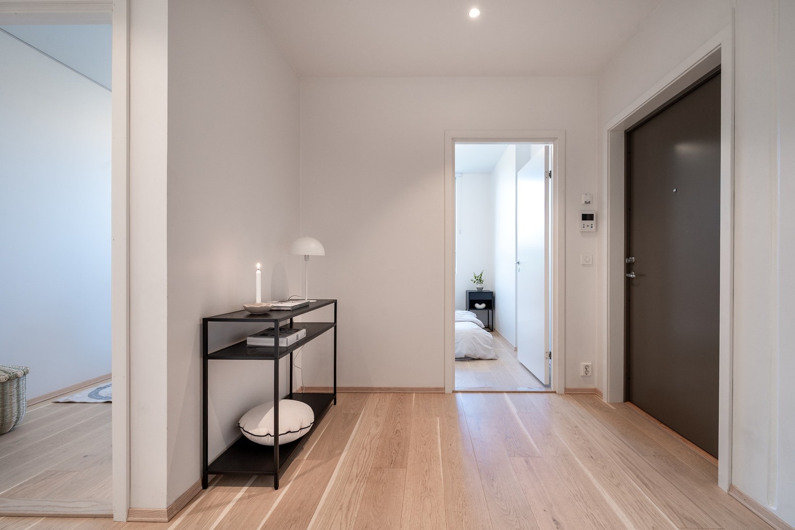Fra inngangspartiet kommer du inn i en lys og romslig entré med downlights i himlingen. Galleribilde