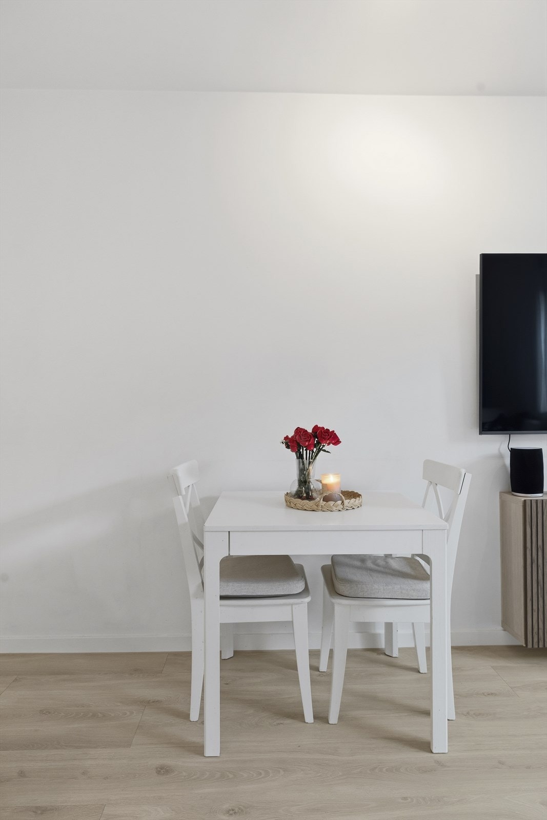 Stuen er malt i lyse toner som står fint til den flotte laminaten belagt på gulv Galleribilde
