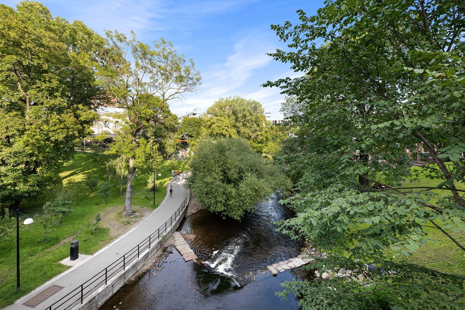 Stiene langs Akerselva starter heller ikke langt unna hvor du kan spasere fritt helt ned til bylivet i Bjørvika, eller helt opp til Nordmarka Galleribilde