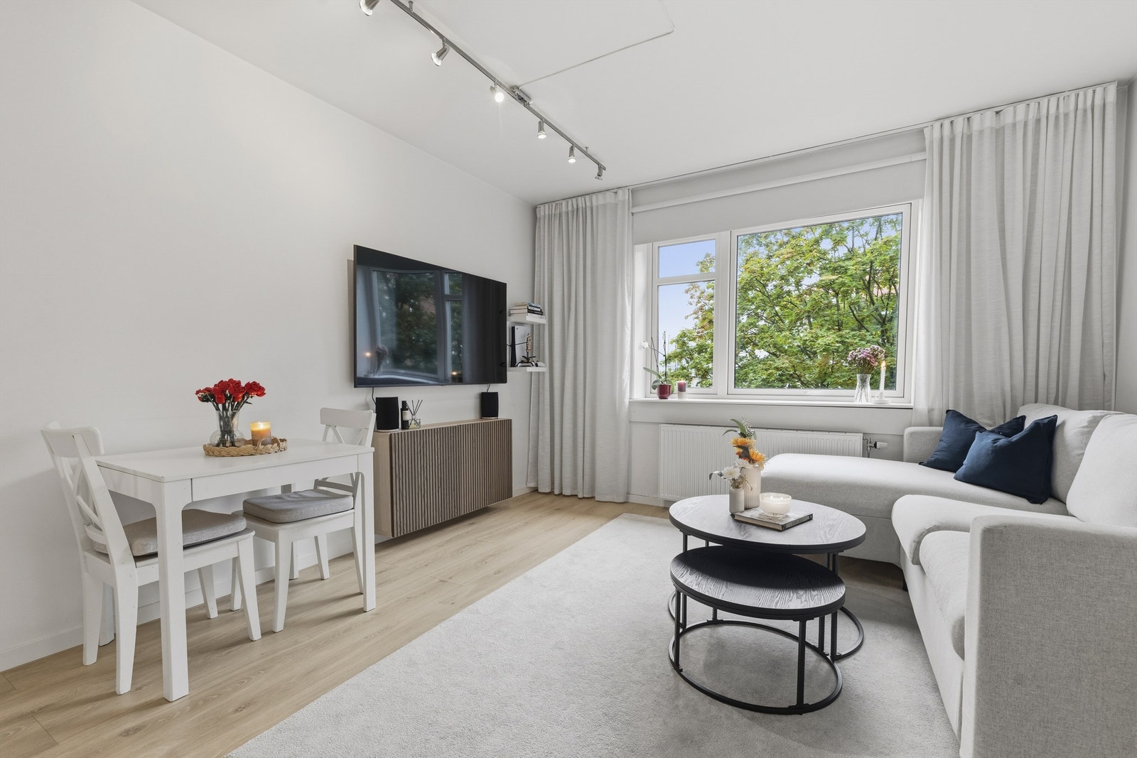Rommet gir god plass til å innrede med sofa og tilhørende tv-seksjon, samt et hyggelig spisebord i god kommunikasjon med kjøkkenet Galleribilde