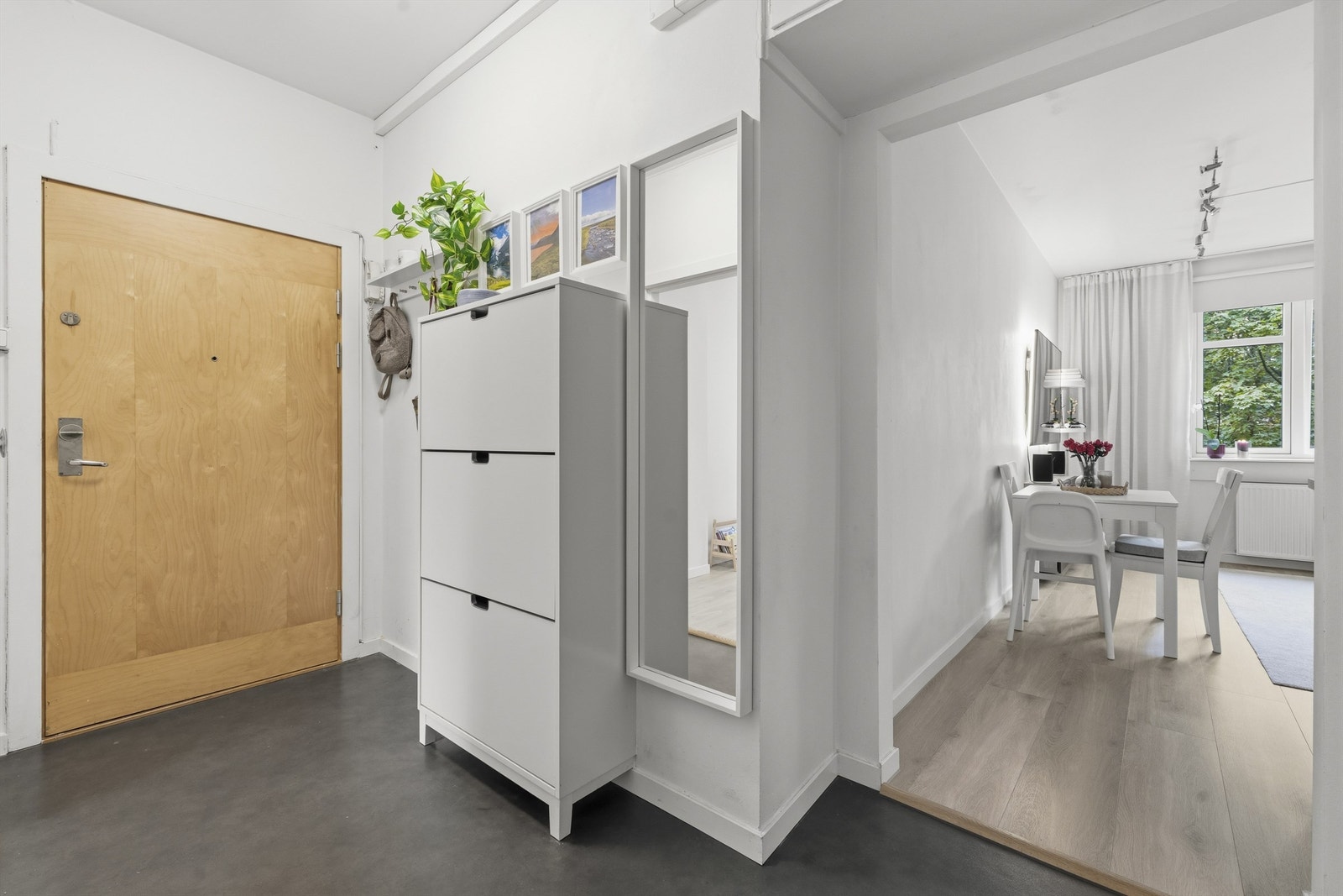 Entré av fin størrelse med plass til yttertøy og sko, både på vegg eller et mindre oppbevaringsmøbel Galleribilde