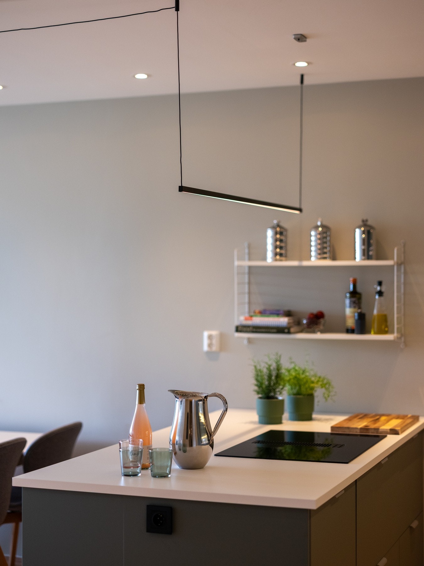 Belysningen er godt gjennomtenkt med innfelte downlights, arbeidslys under overskapene og dekorative, slanke pendellamper over kjøkkenøy og spiseplass. Galleribilde