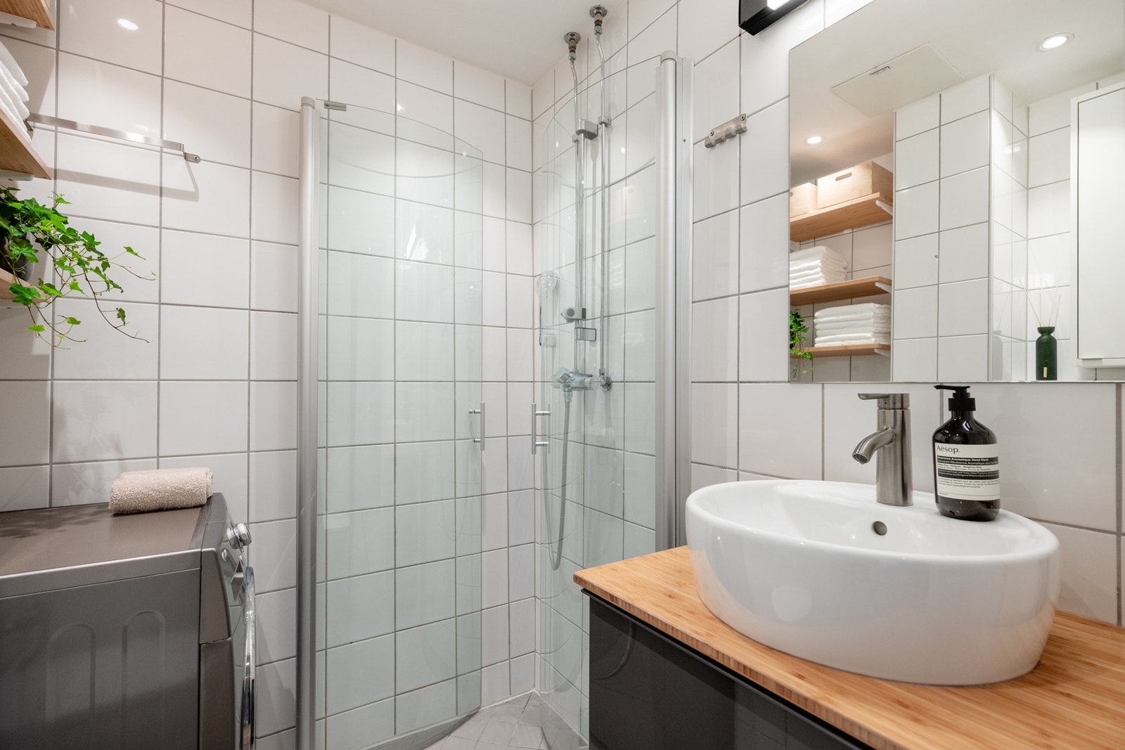 Badet har servant med bolleservant og innredning med skuffer, speil og belysning. Galleribilde