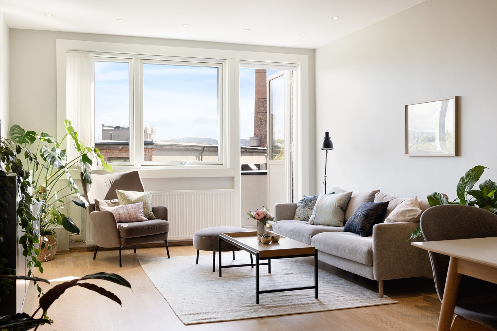 Lys og romslig stue i åpen forbindelse med kjøkken og spiseplass. Galleribilde