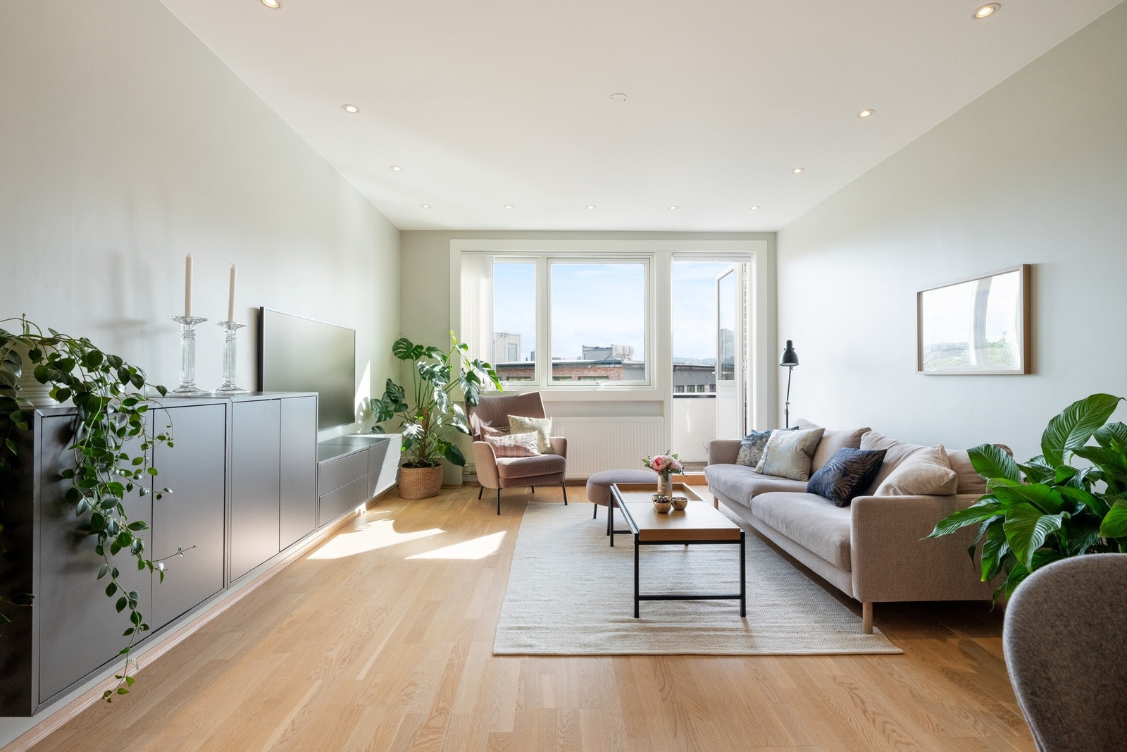 Stuen har parkett på gulv, glatte malte veggflater og innfelte downlights i himlingen. Galleribilde