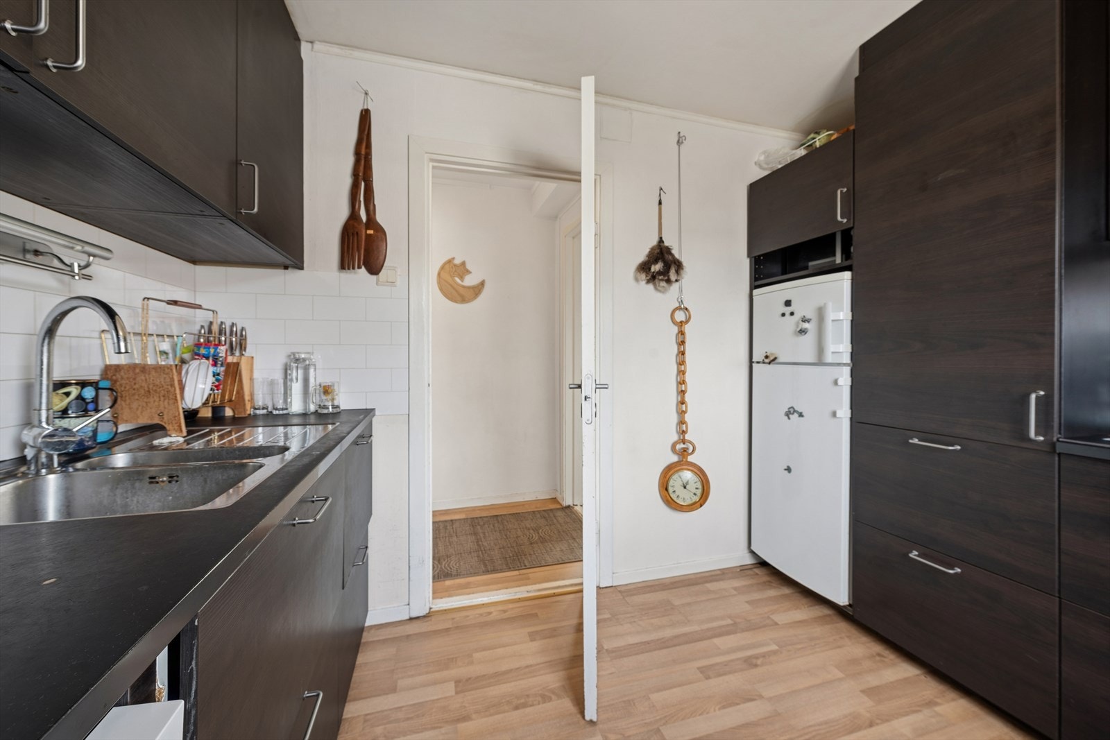 Innredningen har glatte fronter og benkeplate i laminat. Galleribilde