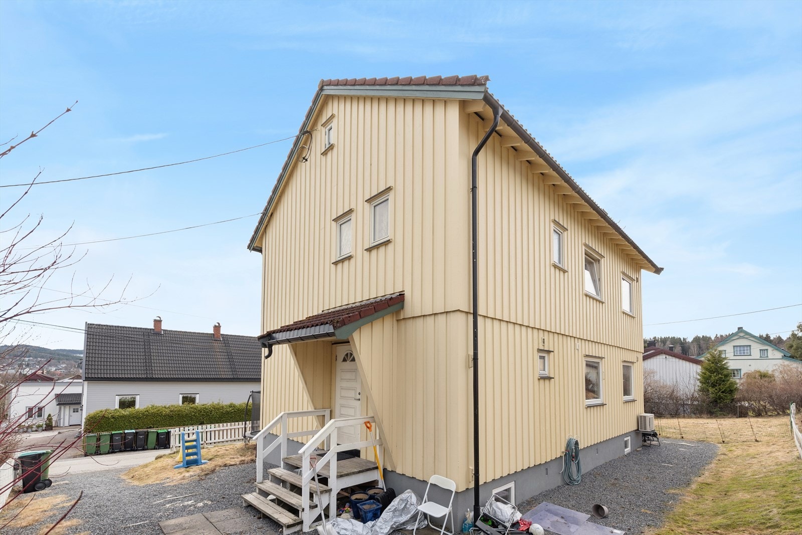 Halvpart av en horisontaldelt tomannsbolig m/attraktiv beliggenhet på Strømmen. Felleseiet tomt som er pent opparbeidet med plen, støttemurer, steinheller, grus, planter og gjerde. Parkering på gruset gårdsplass. Galleribilde