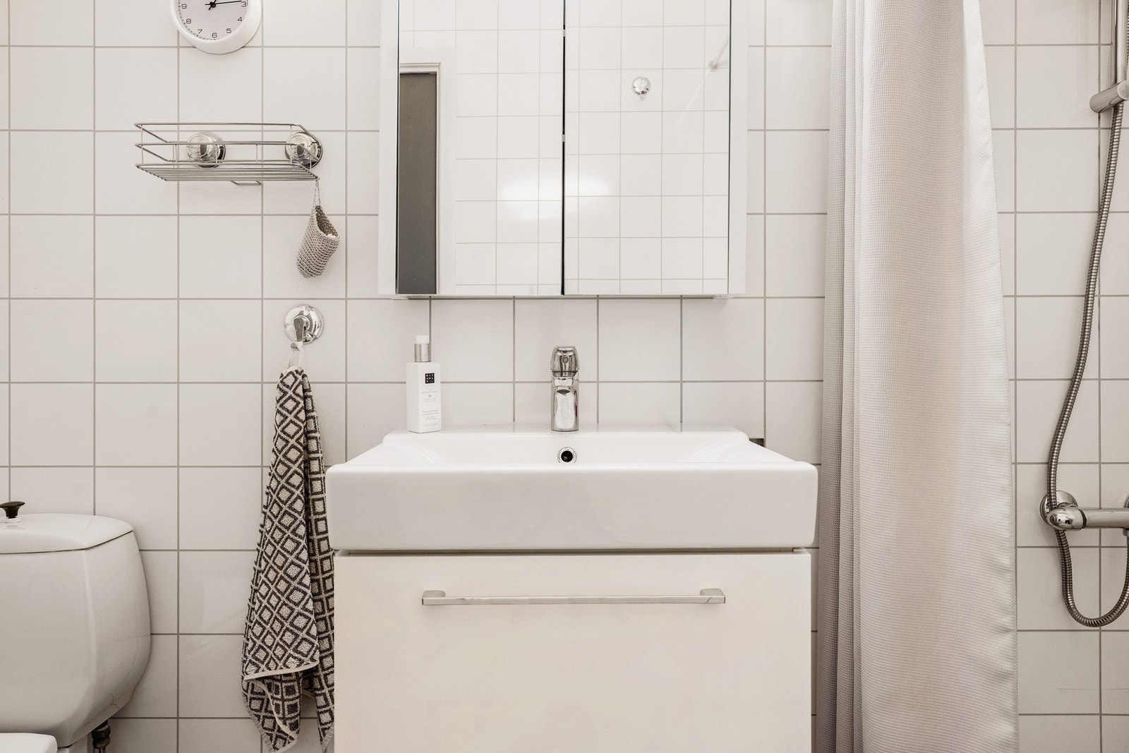 Bad med dusj, toalett og baderomsinnredning Galleribilde