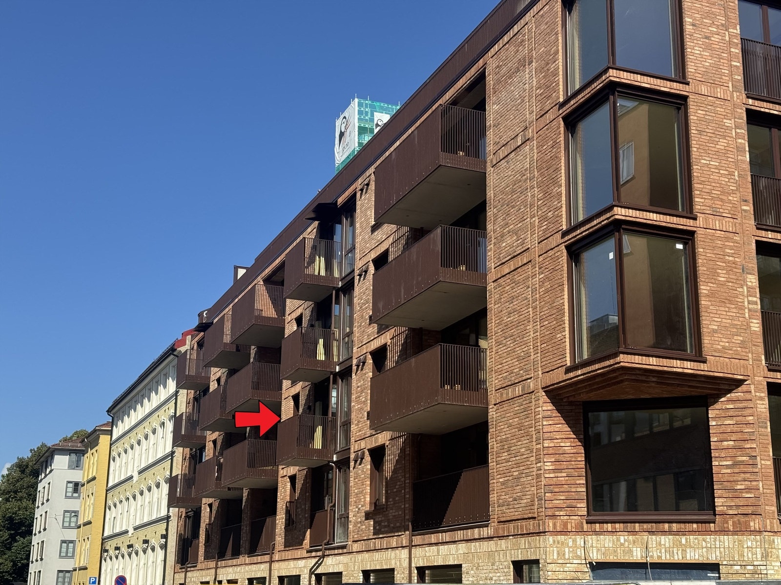 Bilde fra byggeplass som viser leilighetens beliggenhet i 3. etasje. Leiligheten har sørvestvendt balkong på ca. 2,6 m² med svært gode solforhold. Galleribilde