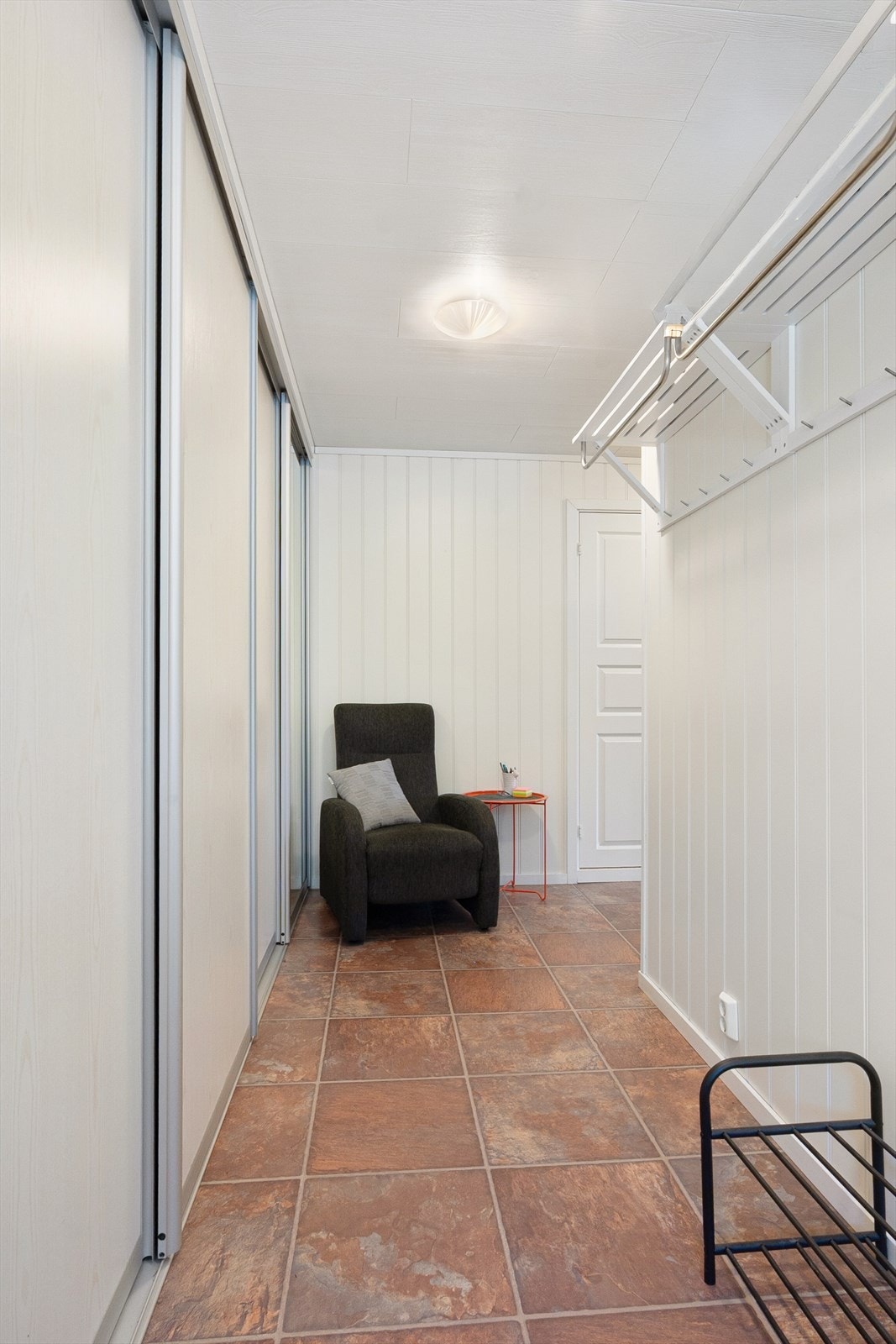Gang med garderobe Galleribilde
