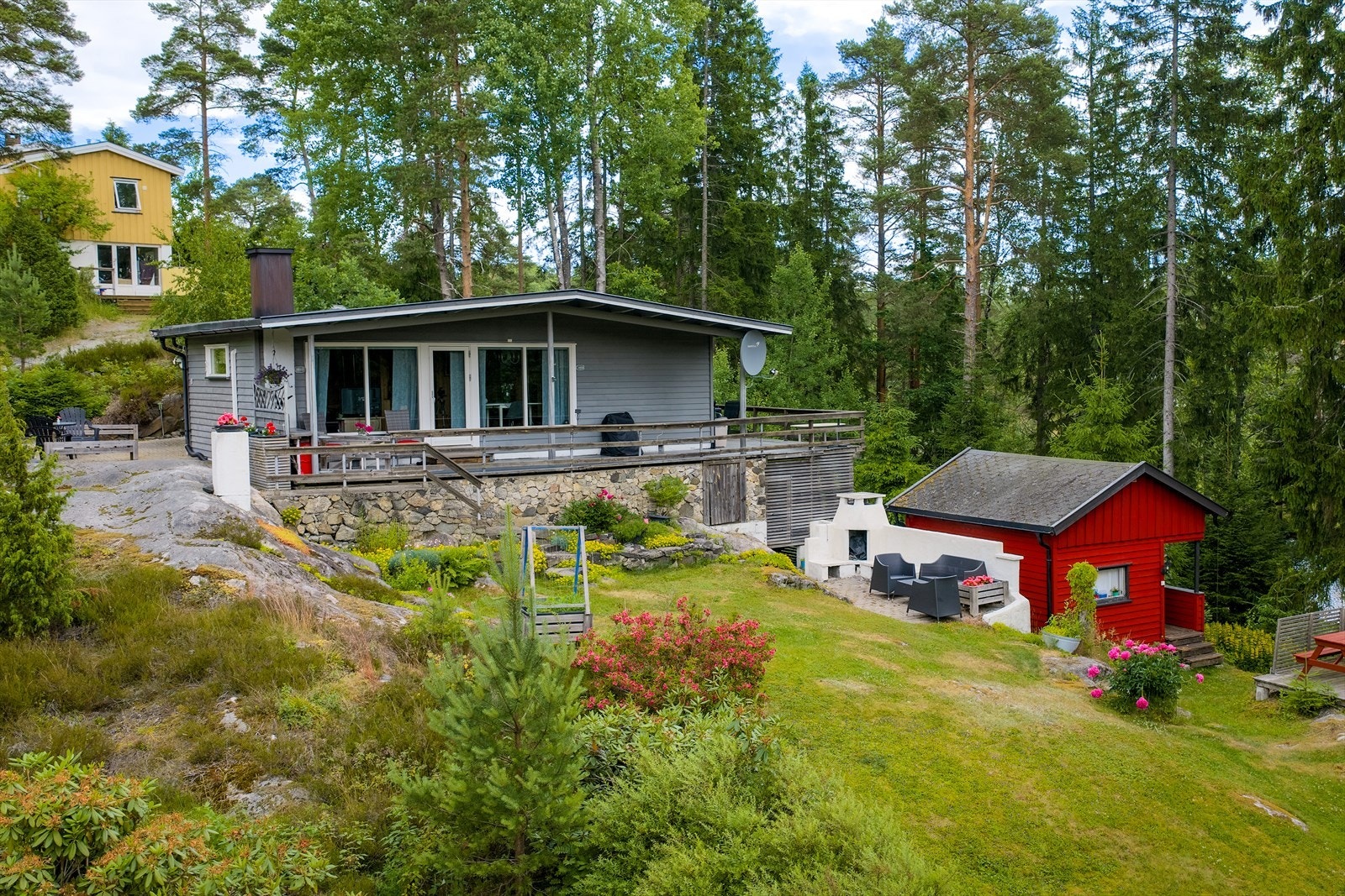 Flere uteplasser på tomten Galleribilde