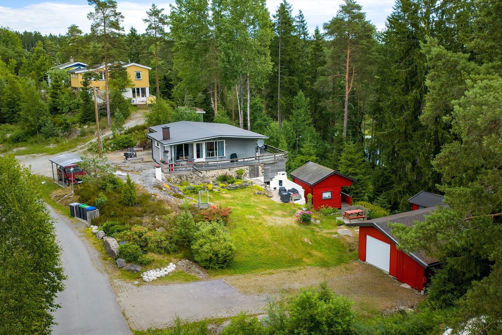 Stor eiet tomt, rikelig med plass til parkering Galleribilde