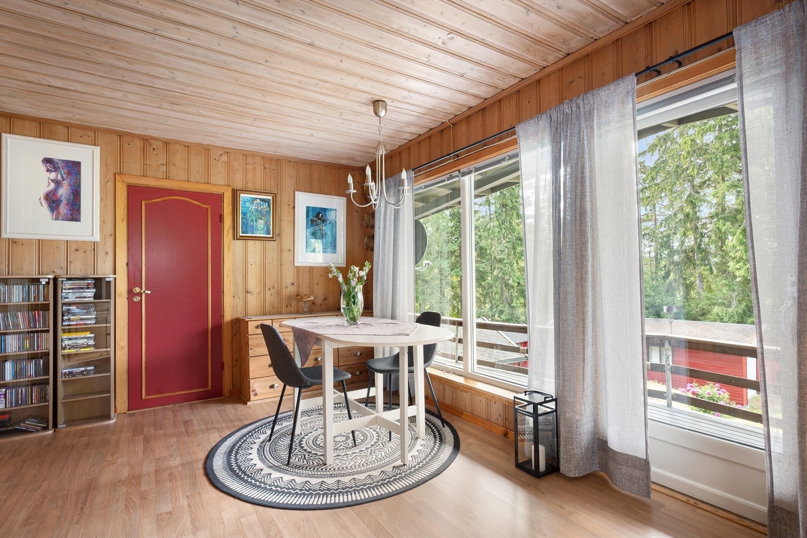 Fra stuen er det utgang til veranda og hage, noe som gir en fin forlengelse av oppholdsarealet i sommerhalvåret. Galleribilde