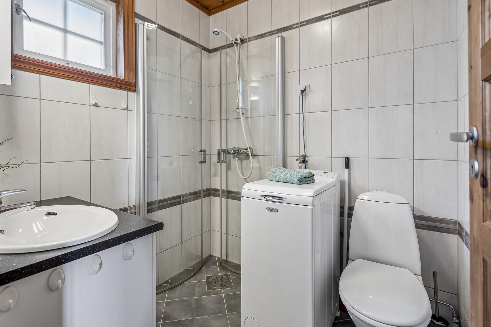 Bad med plass til liten vaskemaskin Galleribilde