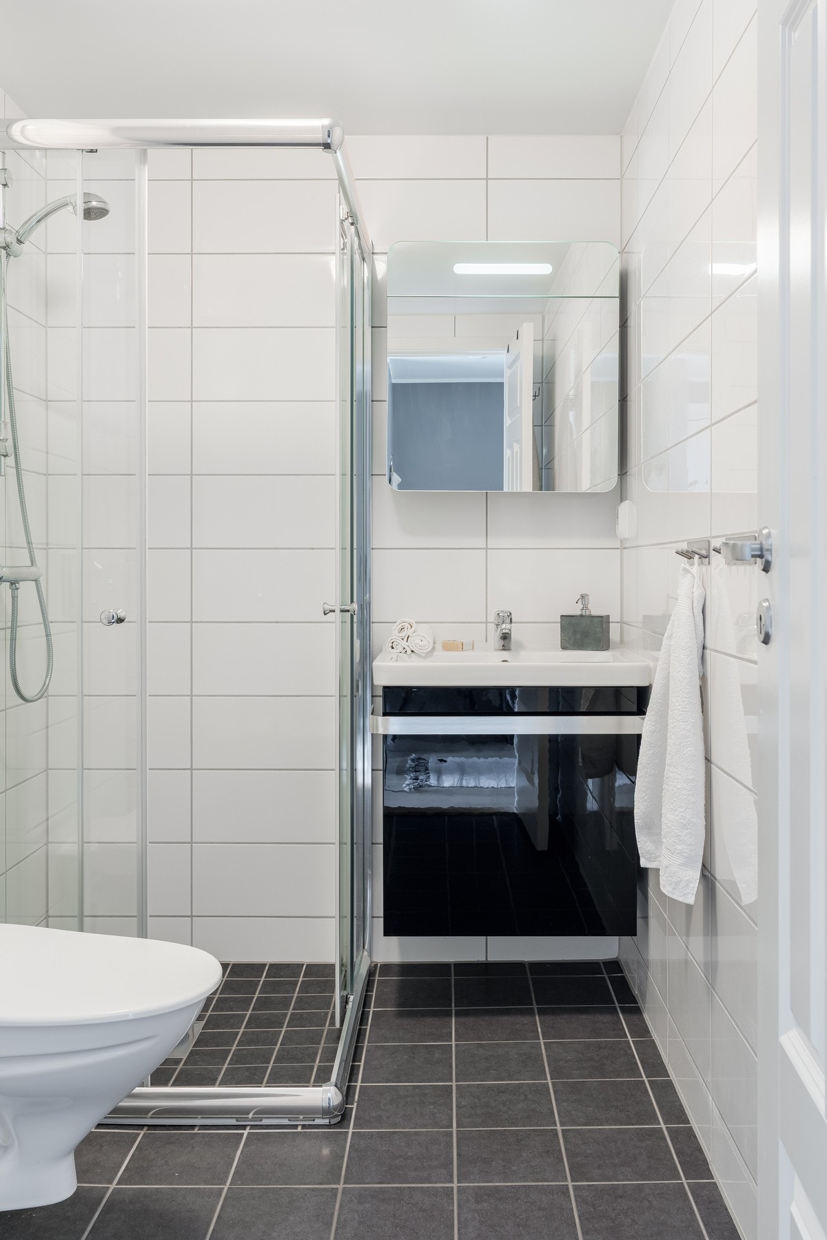 Av innredning finner man 60cm baderomsinnredning med under- og overskap. Galleribilde