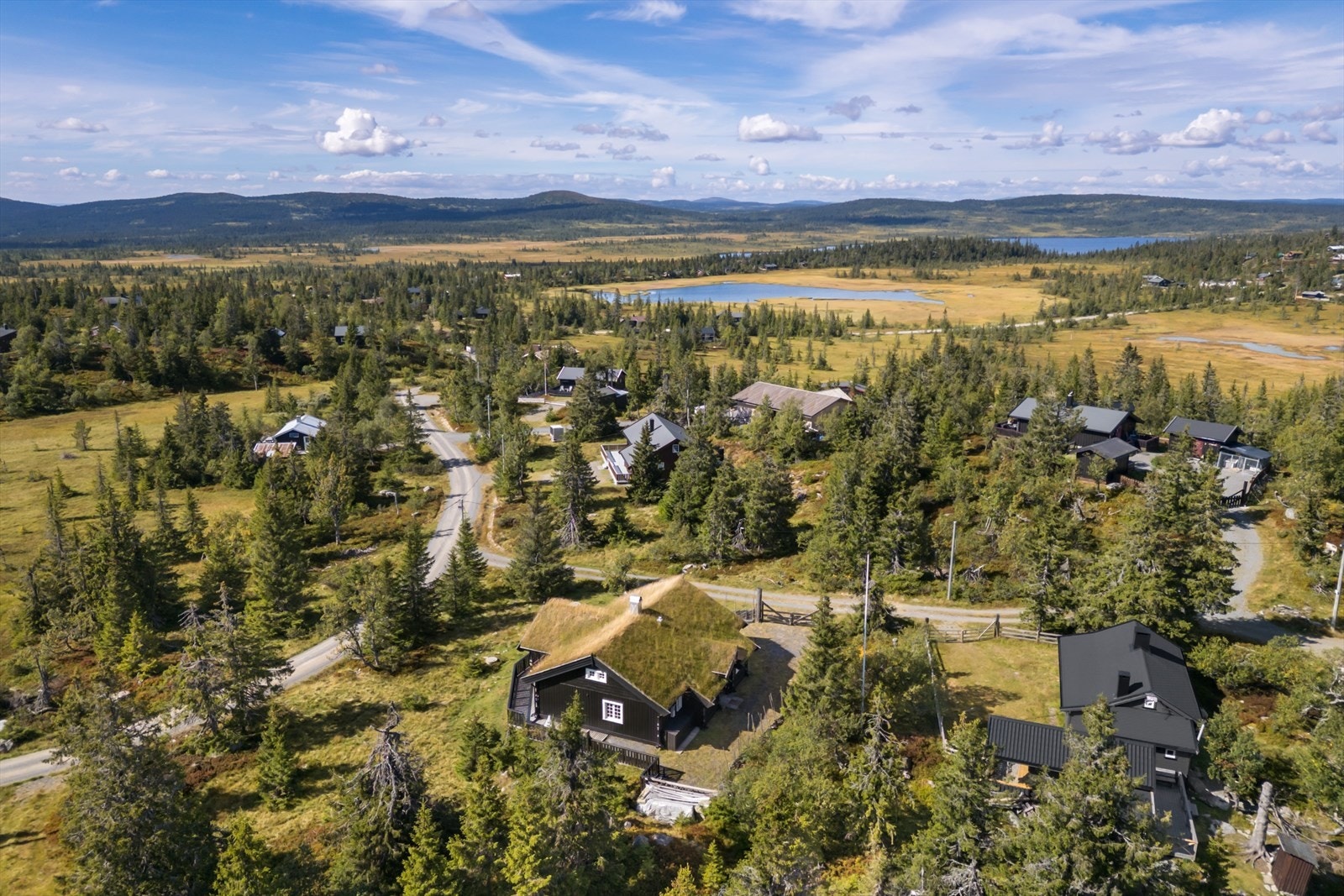 Landskapet i Ljøsheim-området er hovedsakelig fjell, skog og myr, med noen innsjøer. Vår, sommer og høst benyttes friområdene av turgåere, bærplukkere og fiskere. Den lokale butikken og kroa Hygga Fjellkro er et samlepunkt for turgåere og besøkende. Galleribilde