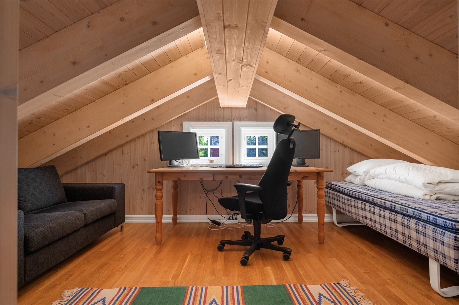 Hytta har også hems med gulvareal på 55m² (ikke måleverdig areal). Hemsen er i dag innredet med 2 soverom, men det gjøres oppmerksom på at rommene ikke er godkjent for varig opphold. Galleribilde