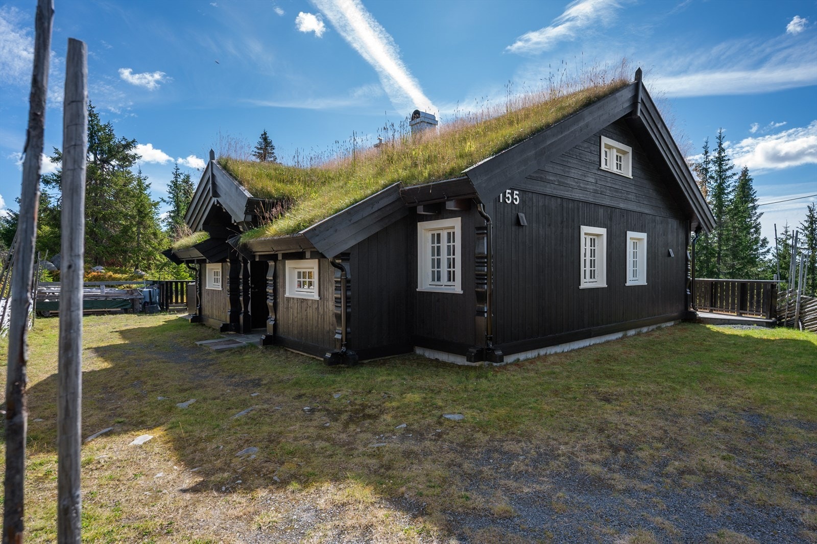 Hytta er innhegnet med skigard og har gode parkeringsmuligheter. Galleribilde