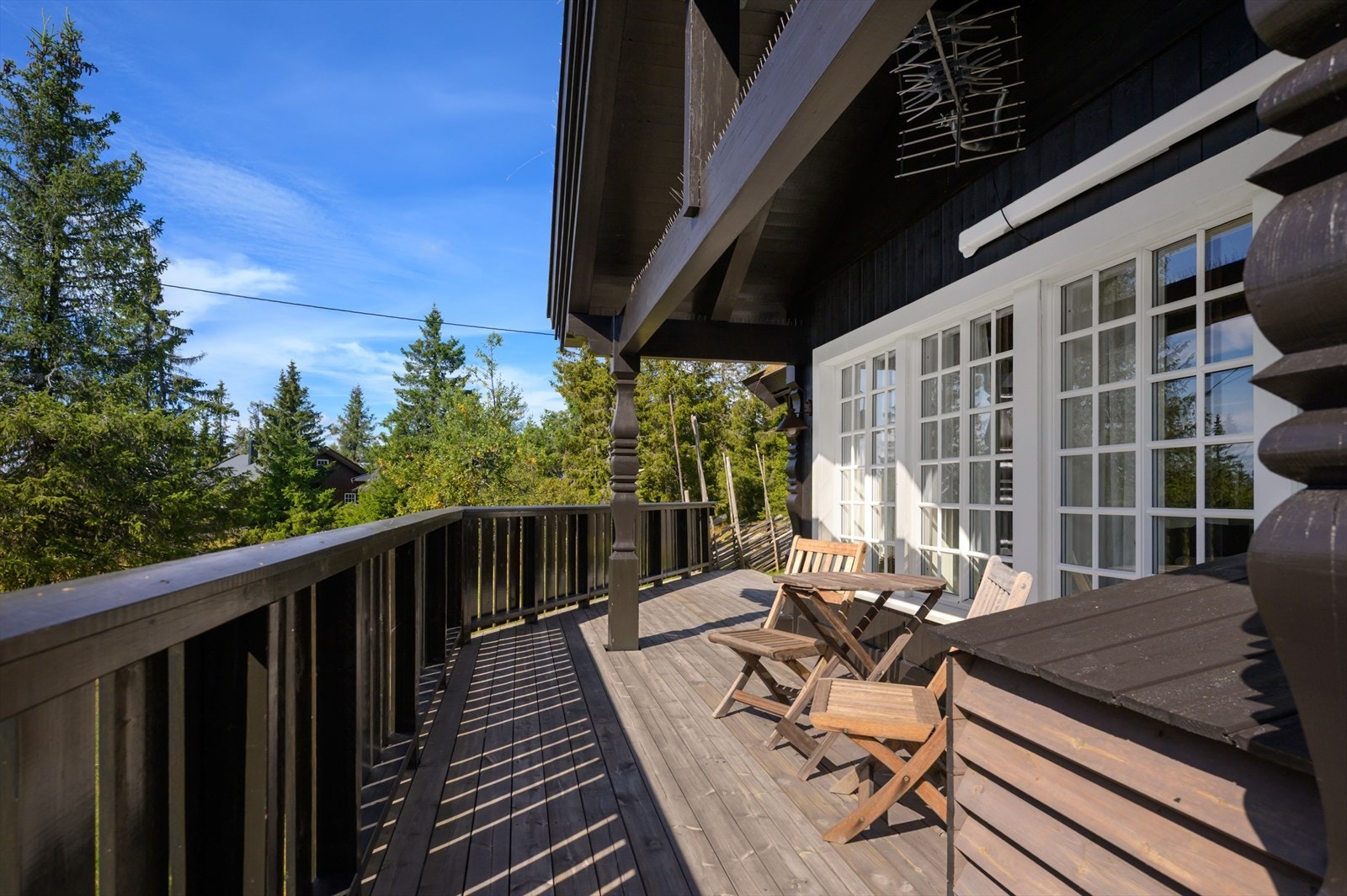 Terrassen er delvis overbygget, har terrassebord på gulv og utebelysning. Den gode størrelsen gjør at du enkelt kan innrede med ulike soner og flere sittegrupper. Galleribilde