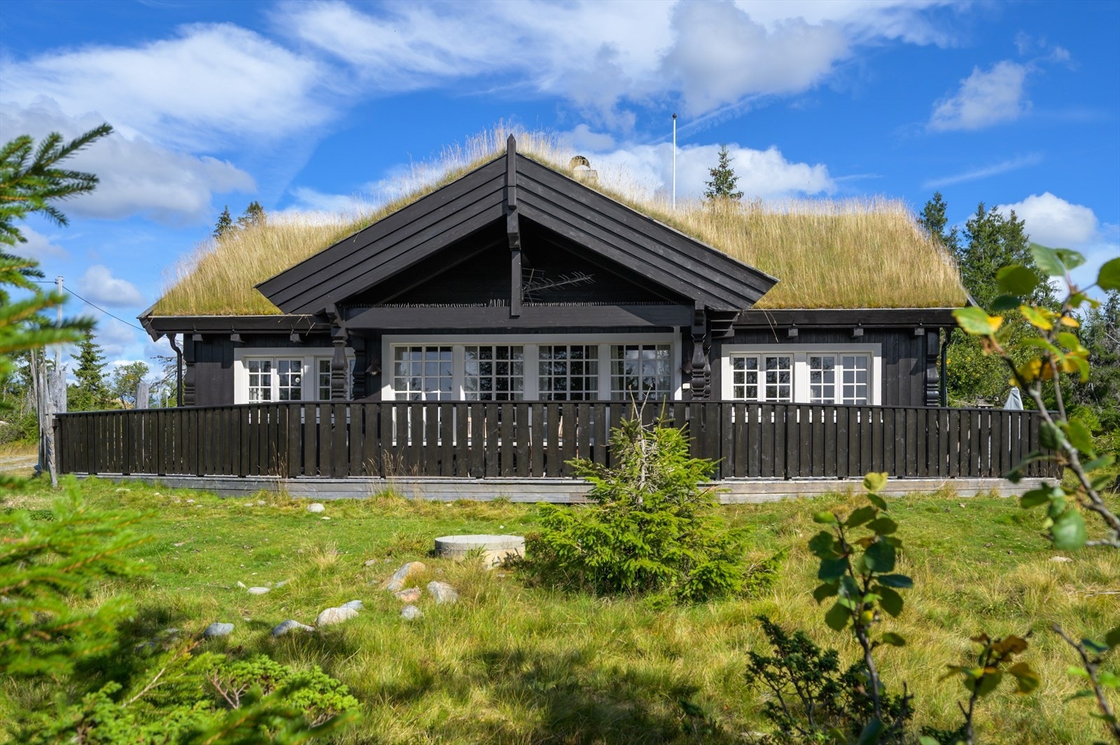 Hytta fra 2014 har yttervegger utført i stavlaft-stil med hjørnestokker og bunnstokker, samt tak tekket med torv. Galleribilde