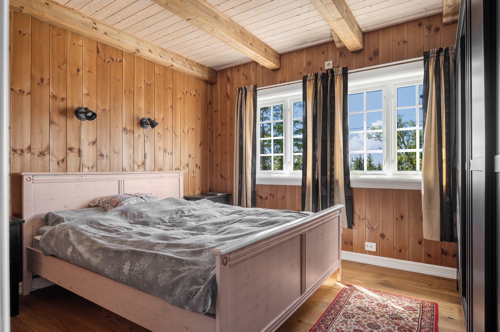 Soverom 1 er et lyst og fint rom som er innredet som et hovedsoverom med dobbeltseng og tilhørende nattbord. På soverommet er det også god oppbevaringsplass i medfølgende garderobe. Galleribilde