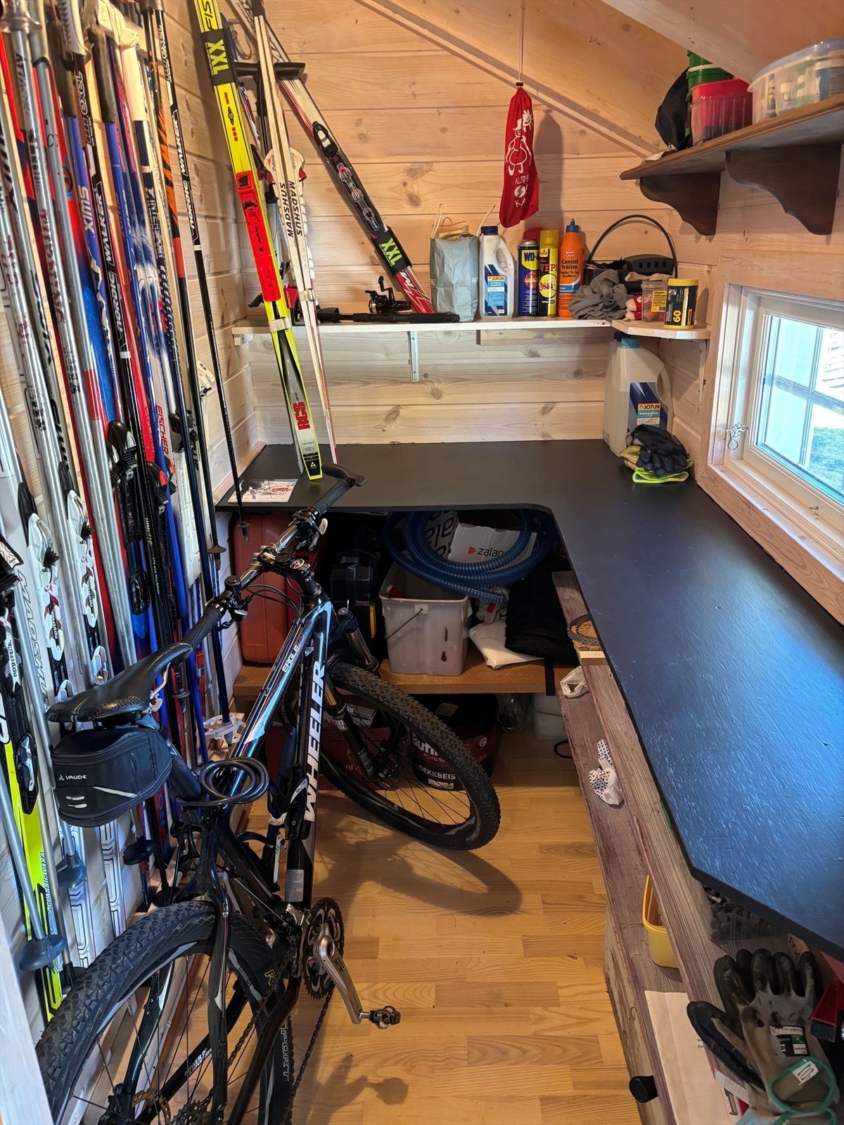 Bod ved inngangen med god plass til alt av fritidsutstyr. Galleribilde